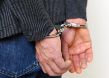 Χειροπέδες σε καταζητούμενο