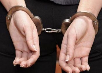Χειροπέδες σε καταζητούμενη