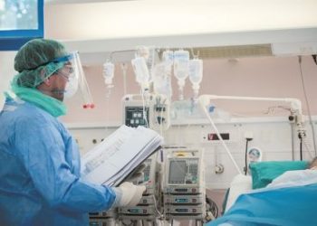 Συνεχίζεται η πίεση στο ΕΣΥ με 313 διασωληνωμένους στις ΜΕΘ εξαιτίας covid-19