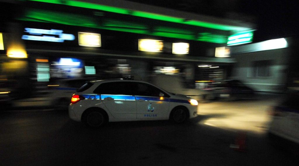 Χειροπέδες και … «κορωνοπρόστιμα» σε κατάστημα στο Μουζάκι