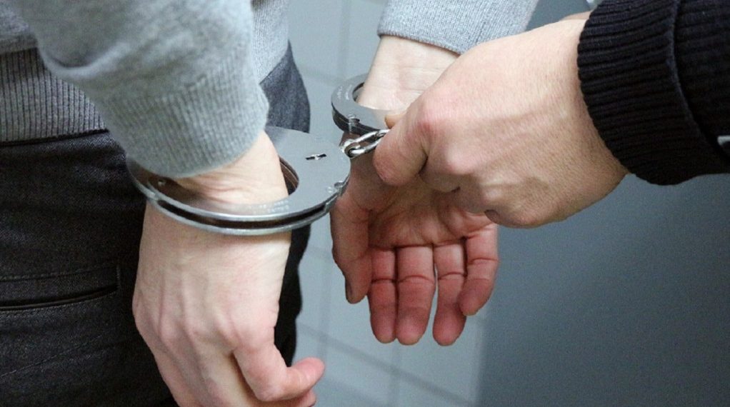 Χειροπέδες δυνάμει Ευρωπαϊκού εντάλματος σύλληψης
