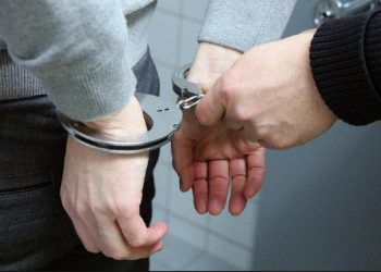 Χειροπέδες δυνάμει Ευρωπαϊκού εντάλματος σύλληψης