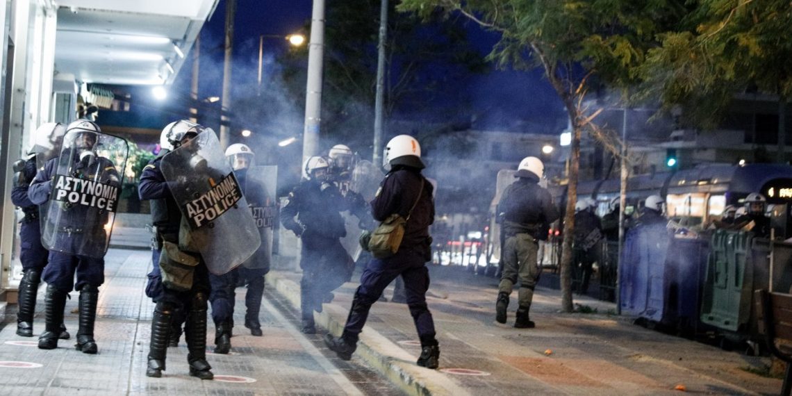 Μάχες με μολότοφ και χημικά