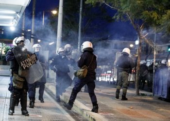 Μάχες με μολότοφ και χημικά