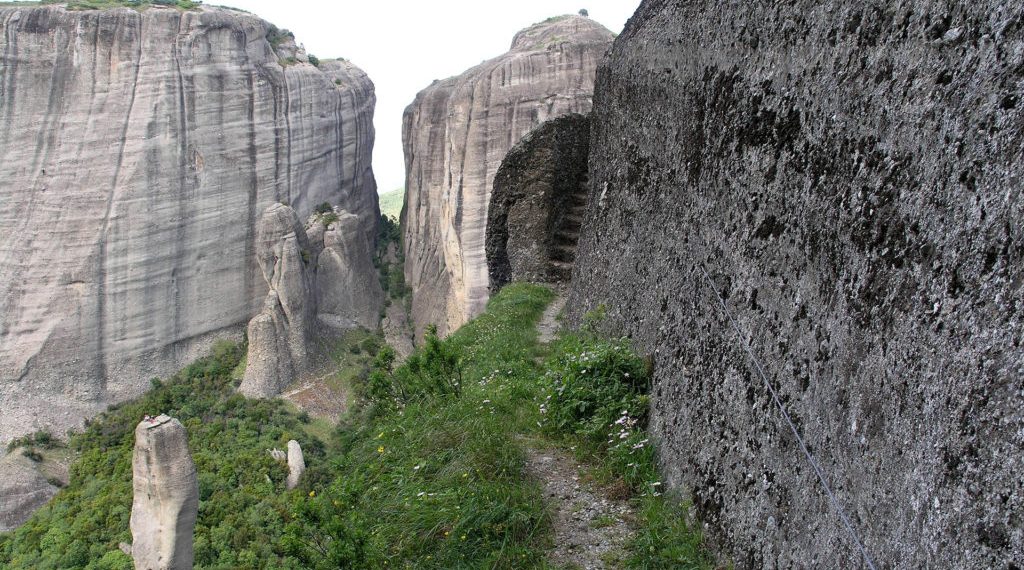 Φωτίζονται τα Μετέωρα στα χρώματα της γαλανόλευκης