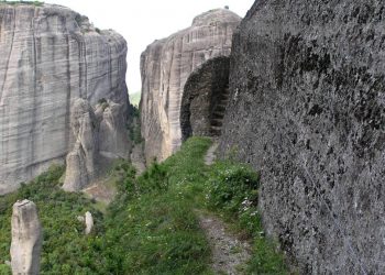 Φωτίζονται τα Μετέωρα στα χρώματα της γαλανόλευκης