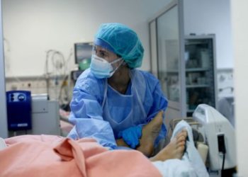 Ξεπέρασαν τους 400 οι διασωληνωμένοι στις ΜΕΘ λόγω covid-19