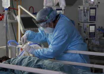 «Μάχη» να κρατηθούν στην ζωή δίνουν στις ΜΕΘ 780 ασθενείς με covid-19