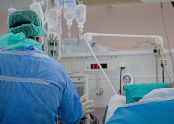 Νέο αρνητικό ρεκόρ διασωληνωμένων στις ΜΕΘ