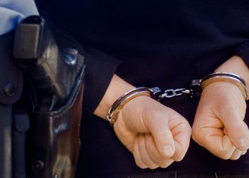 Χειροπέδες για απόπειρα ληστείας μετά χειροδικίας σε κατάστημα εστίασης