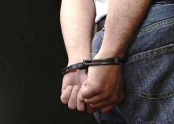 Χειροπέδες σε καταζητούμενο