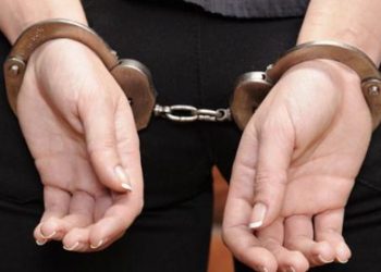 Χειροπέδες σε καταζητούμενη Τρικαλινή για απάτη