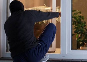 Μπήκε από το παράθυρο
