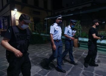 Χειροπέδες και αναστολή λειτουργίας καταστήματος