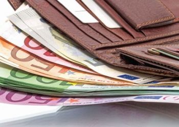 Βρήκαν και παρέδωσαν «φουσκωμένο» πορτοφόλι