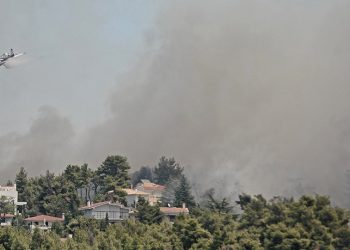 Στις φλόγες οικίες και αυτοκίνητα και προσαγωγές ατόμων