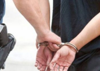 Χειροπέδες σε άνδρες και γυναίκα