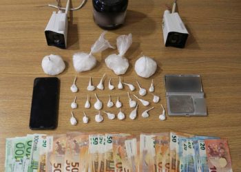 Χειροπέδες για εμπορία κοκαΐνης