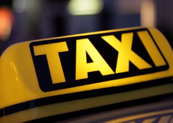 Με …ταξί για να παραδοθεί
