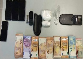 Χειροπέδες σε εμπόρους κοκαΐνης