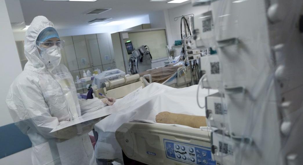 Ξεπέρασαν τους 400 οι διασωληνωμένοι ασθενείς με covid-19 στις ΜΕΘ