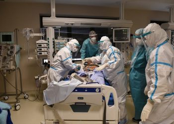 Αυξάνονται οι διασωληνωμένοι ασθενείς στις ΜΕΘ λόγω covid-19
