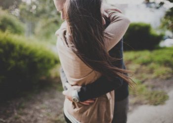 Ήταν ύποπτη η …αγκαλιά