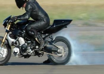 Χωρίς δίπλωμα οδήγησης και πρόκληση σωματικών βλαβών σε Τροχονόμο
