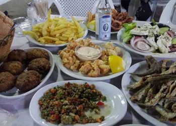 Άρπαξε χρήματα και τρόφιμα από εστιατόριο