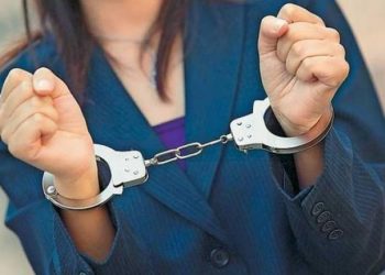 Χειροπέδες μετά την έξοδο της από κατάστημα των Τρικάλων