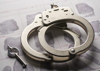 «Έσπασε» την καραντίνα και με τις χειροπέδες ήρθε και το πρόστιμο των 5.000 ευρώ