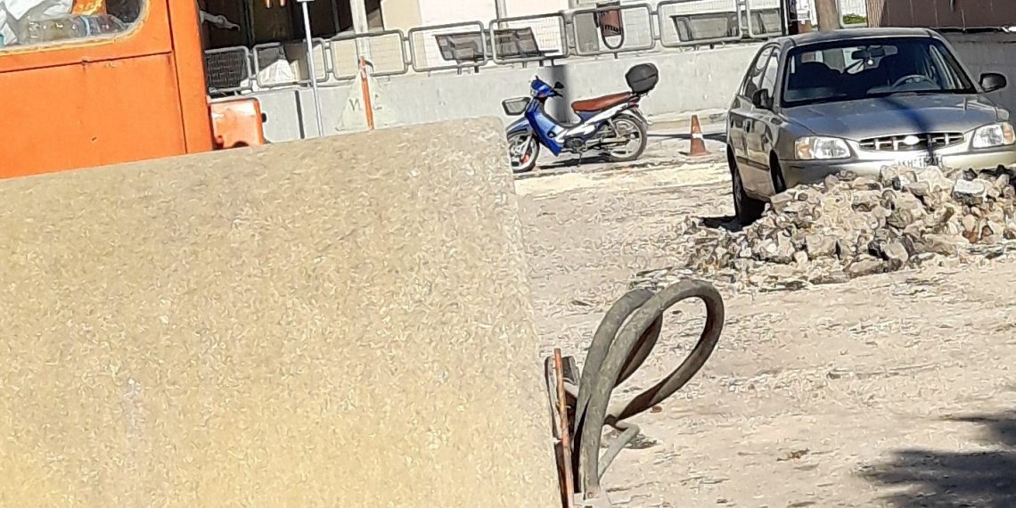 «Κόλλησαν» εργασίες στα Τρίκαλα λόγω …σταθμευμένου αυτοκινήτου