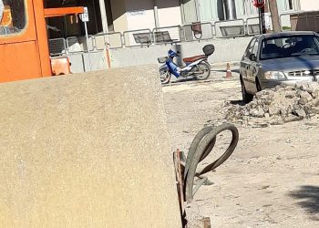 «Κόλλησαν» εργασίες στα Τρίκαλα λόγω …σταθμευμένου αυτοκινήτου