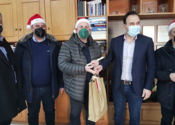 Κάλαντα στον Δήμαρχο από το… «Μουσείο Τσιτσάνη»