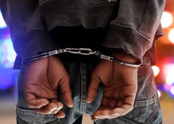 Χειροπέδες σε Τρικαλινό για παράνομη οπλοφορία και …δυσοσμία