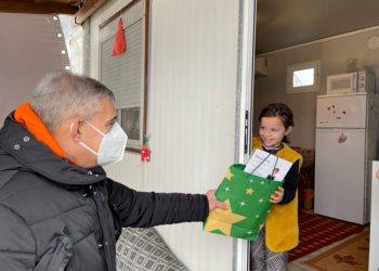 Ετεροχρονισμένος …Αι Βασίλης για παιδιά σεισμόπληκτων περιοχών της Λάρισας