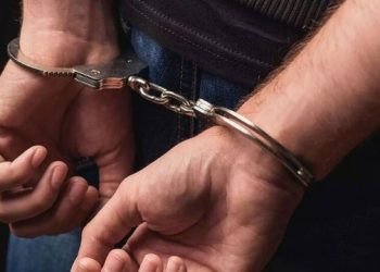 Χειροπέδες σε καταζητούμενο μαστροπό