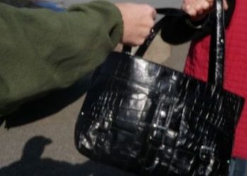 Χειροπέδες σε «τσαντάκια»