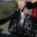Χειροπέδες σε «τσαντάκια»
