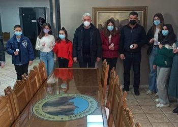 Μοίρασε κονκάρδες στους μαθητές ενόψει παρέλασης ο Δήμος Μετεώρων