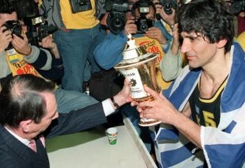 Ματς θρίλερ με …ξύλο στις εξέδρες για τον 1ο Ευρωπαϊκό τίτλο