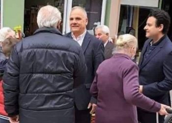 Επίσκεψη πατήρ και υιού στην λαϊκή αγορά της Καλαμπάκας