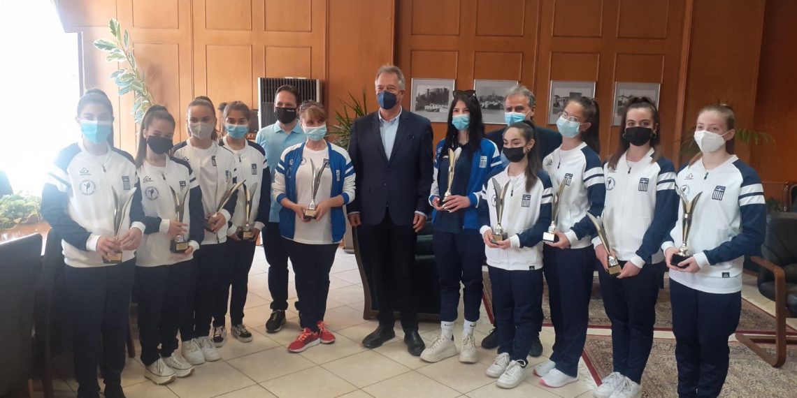 Τις αθλήτριες της «ΟΛΥΜΠΙΑ» βράβευσε ο Χρήστος Μιχαλάκης
