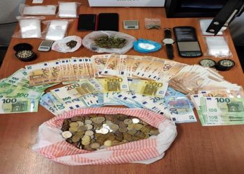 Συλλήψεις μετά από έρευνες σε οικίες και κατάστημα