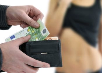 Χειροπέδες σε υπόθεση μαστροπείας
