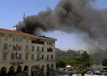 Χαροπαλεύουν στην ΜΕΘ μετά από πυρκαγιά