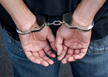 Χειροπέδες σε καταζητούμενο