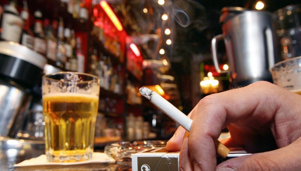 Στο «στόχαστρο» μουσική και τσιγάρο