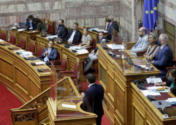 Νέα αντιπαράθεση Σκρέκα – Τσίπρα με φόντο την ρήτρα αναπροσαρμογής