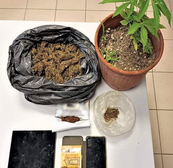 Χειροπέδες σε χασισοκαλλιεργητή